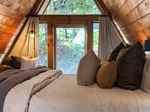 Free WiFi, bed sheets, wheelchair access - New! Caramel Crest A-Frame Cabin—Beautiful, Cozy Escape by Pigeon Forge-Hot Tub (Sevierville)