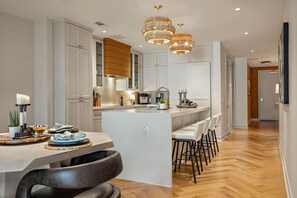 冰箱、微波炉、烤箱、炉灶