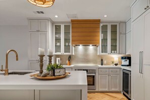 Fridge, microwave, oven, stovetop - Luxury Condo | Pool & Hot Tub | Horseshoe Bay (Horseshoe Bay)