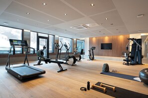 A modern gym with treadmills, elliptical machines, and free weights. - MGM Hôtels et Résidences - Hotel Laska (Les Contamines-Montjoie)