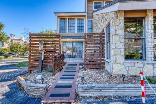 Steps to Horseshoe Bay Resort • 3BR Townhome+Pool