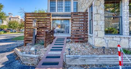 Steps to Horseshoe Bay Resort • 3BR Townhome+Pool