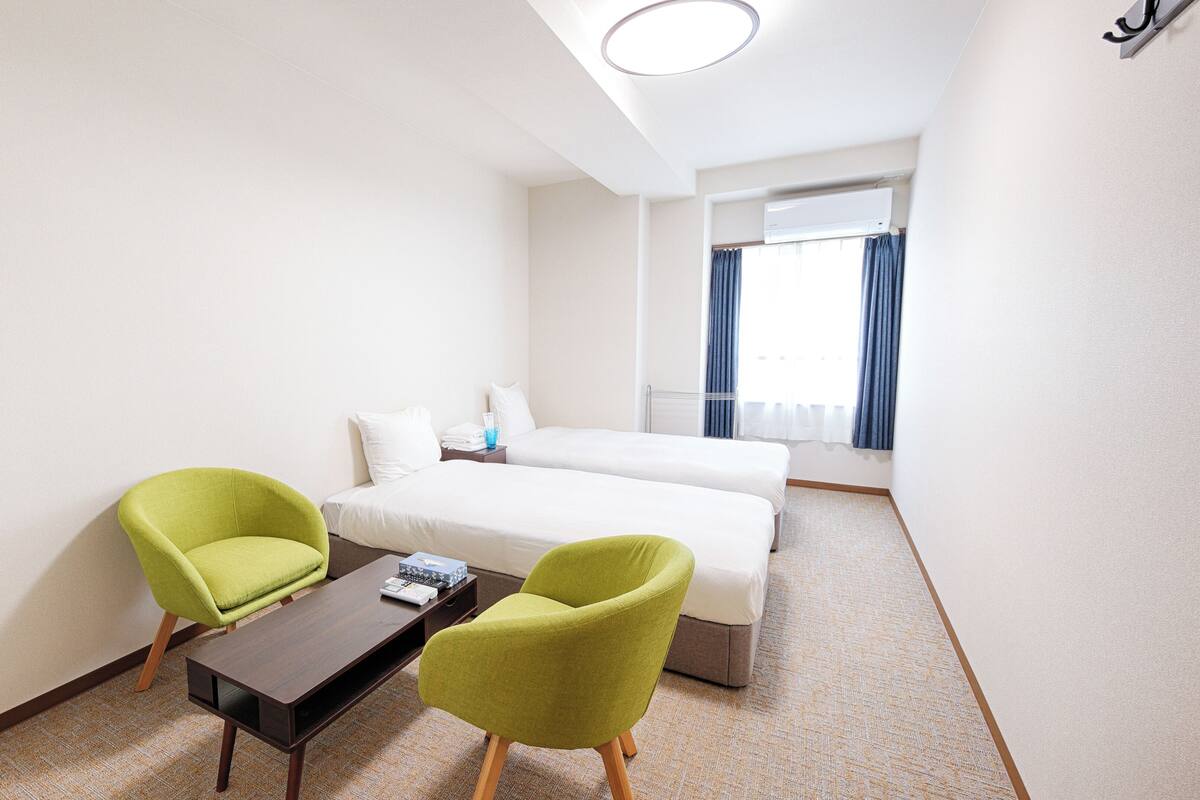 Habitación económica con 2 camas individuales | Cortinas blackout, tabla de planchar con plancha y wifi gratis