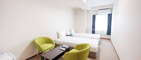 Habitación económica con 2 camas individuales | Cortinas blackout, tabla de planchar con plancha y wifi gratis