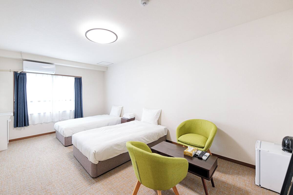 Habitación estándar con 2 camas individuales | Cortinas blackout, tabla de planchar con plancha y wifi gratis