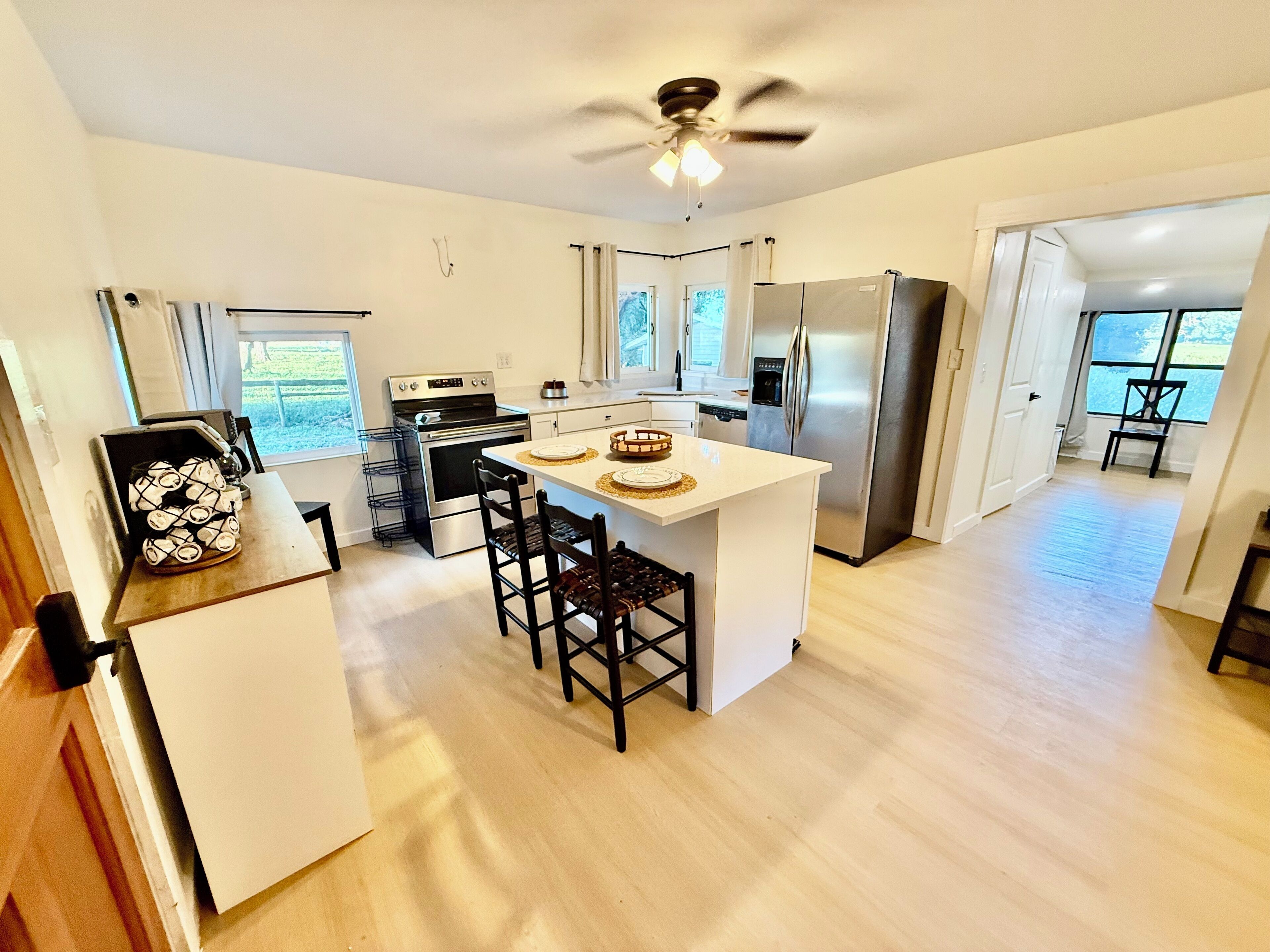 Refrigerador, microondas, horno y parrilla de estufa 