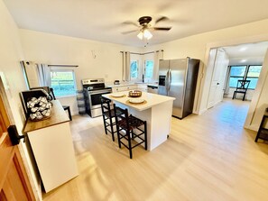 Refrigerador, microondas, horno y parrilla de estufa