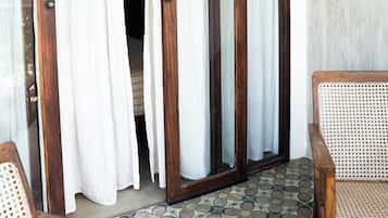 Standaard tweepersoonskamer, balkon, gedeeltelijk uitzicht op zee | Interieur