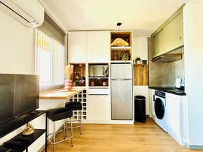 Refrigerador, microondas, cafetera y tetera y tostadora 