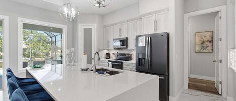 Refrigerador, microondas, horno y parrilla de estufa