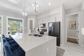 ثلاجة، ميكروويف، فرن، موقد طهي مسطح