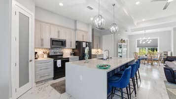 Geladeira, micro-ondas, fogão, cooktop