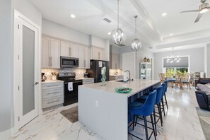 Geladeira, micro-ondas, fogão, cooktop