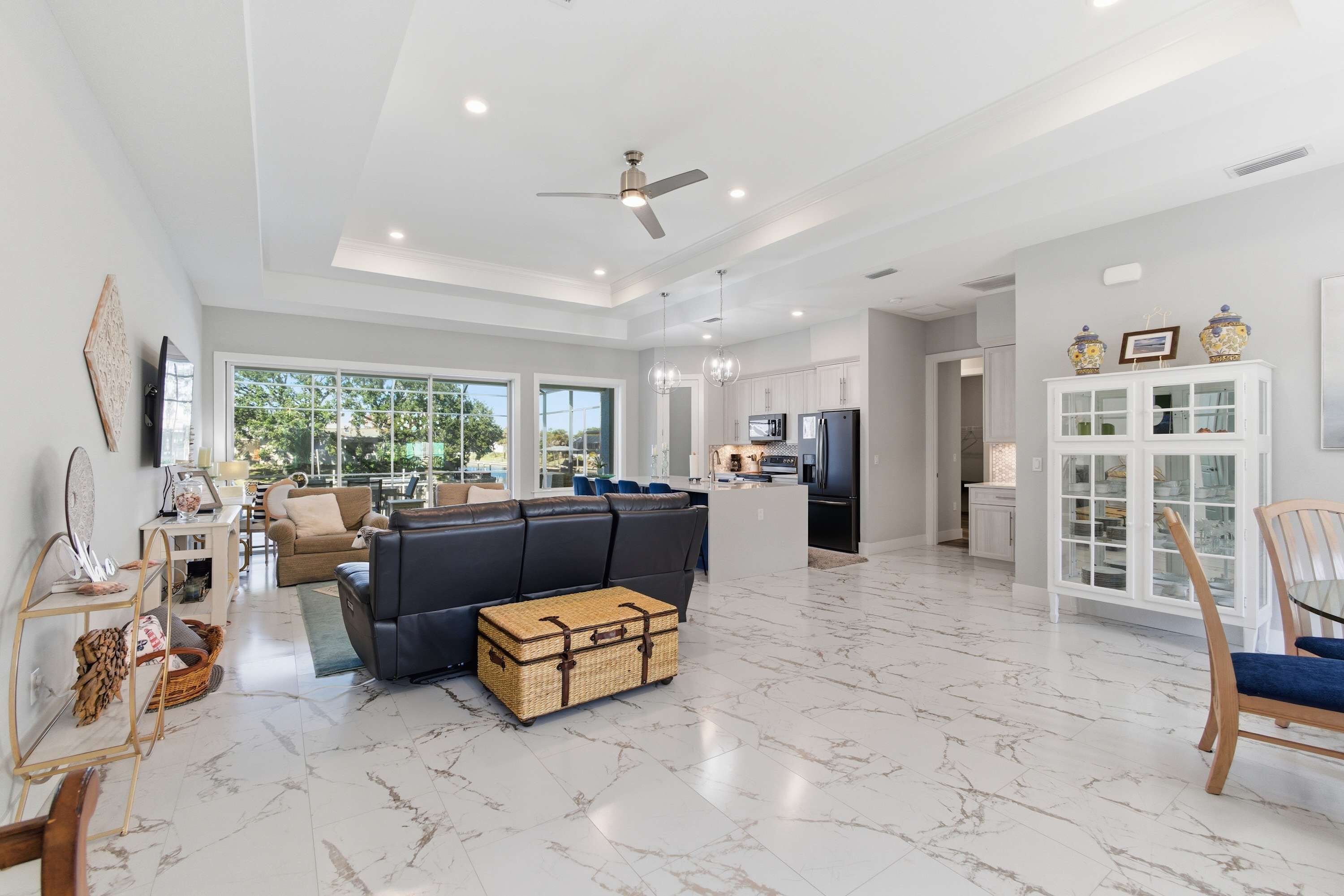 Televisio, takka, videopelejä, työhuone