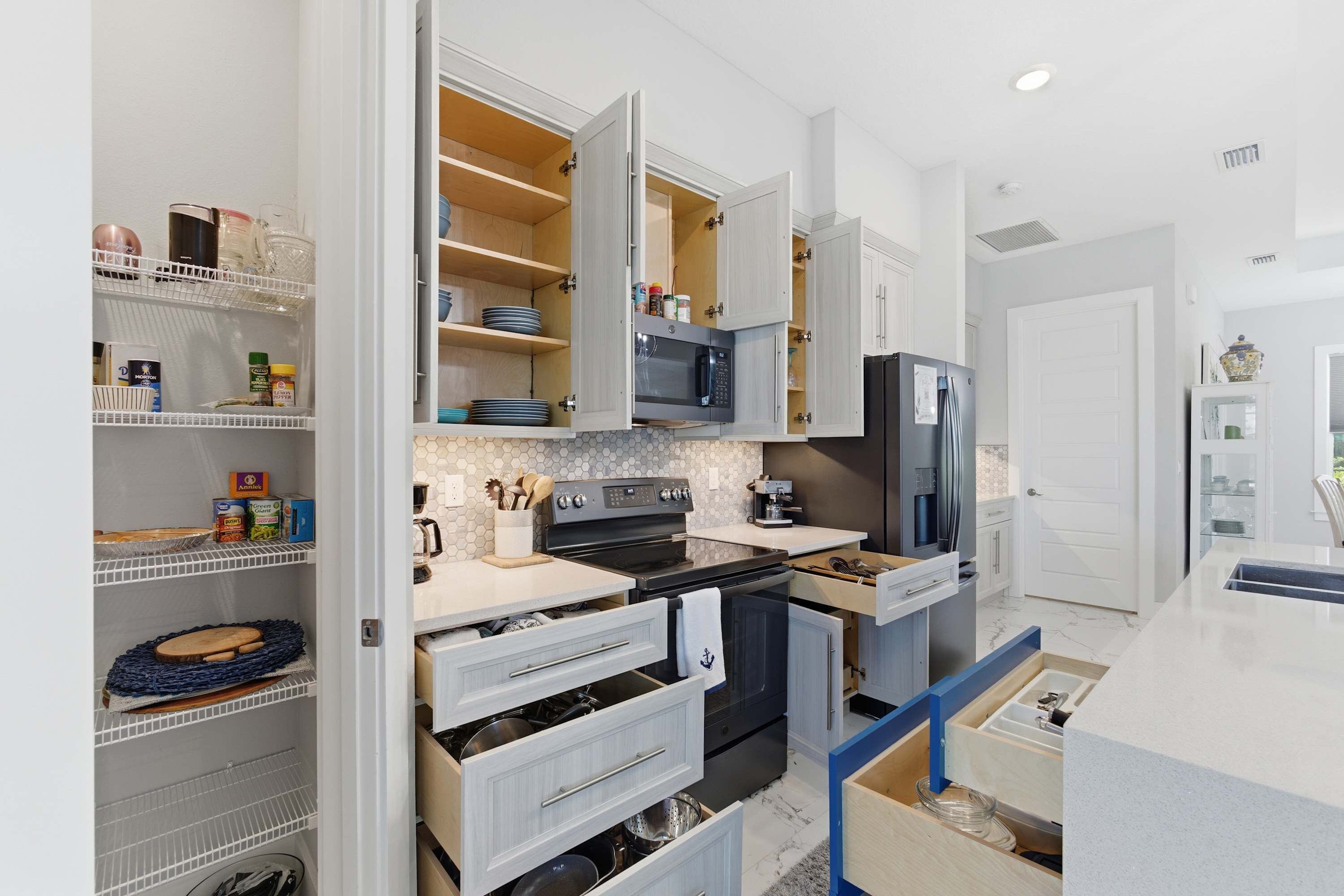 Jääkaappi, mikroaaltouuni, uuni, liesi