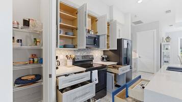 Geladeira, micro-ondas, fogão, cooktop