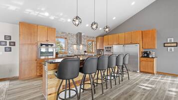 冰箱、微波炉、烤箱、炉灶