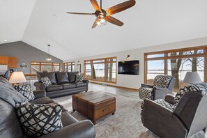 Smart TV, books - Waterfront Lake Home on Lake Poygan – Boat Lifts, Canal Access & Stunning Views (Larsen)