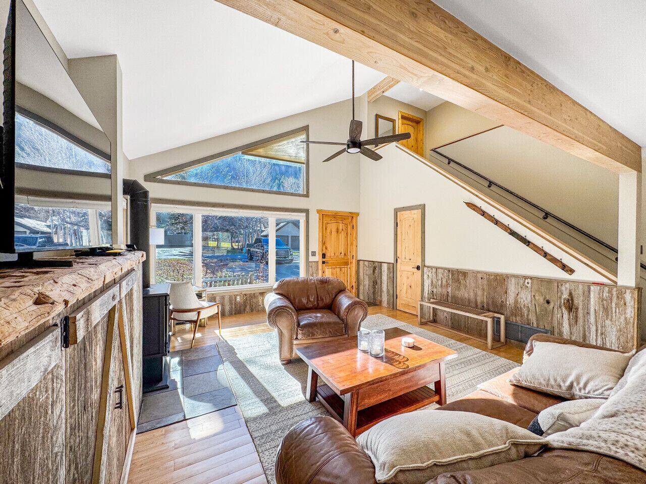 TV, peis og kontorer