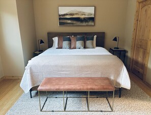 Desk, iron/ironing board, WiFi, bed sheets