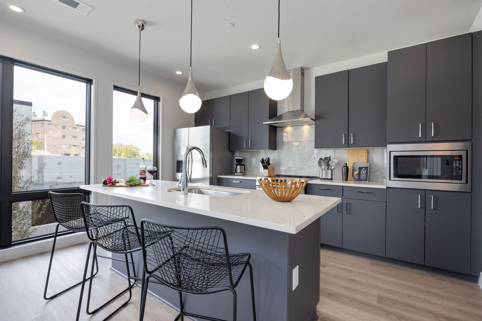 冷蔵庫、電子レンジ、オーブン、コンロ