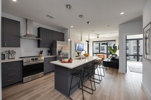 Fridge, microwave, oven, stovetop - Symphony - Odyssey - Mins to Broadway - Pool & Gym (Nashville)