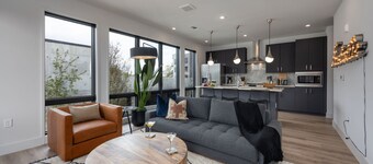 Symphony - Odyssey - Mins to Broadway - Pool & Gym