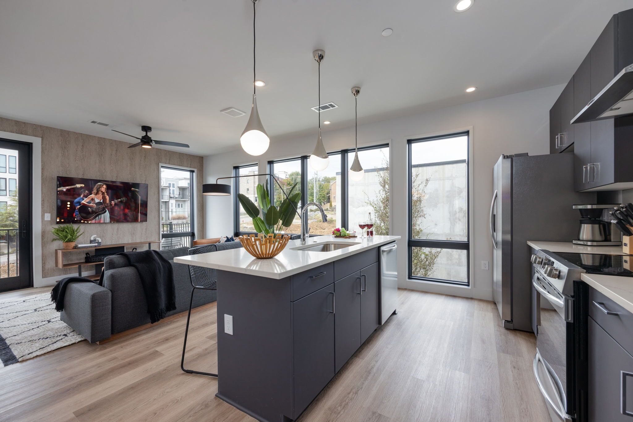 Jääkaappi, mikroaaltouuni, uuni, liesi