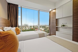 Apartemen, 2 kamar tidur, pemandangan kota | Meja kerja, ruang kerja ramah laptop, dan setrika/meja setrika