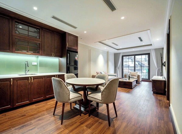 مكتب ومساحة عمل للكمبيوتر المحمول وواي فاي مجانًا