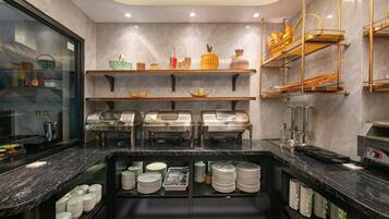 Café da manhã com buffet grátis todos os dias
