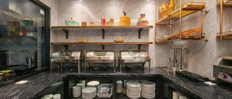 Una cocina moderna con encimeras de mármol, electrodomésticos de acero inoxidable y cestas decorativas.