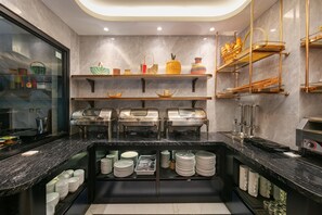 Free daily buffet breakfast - Hanoi Loopers Hostel & Rooftop Bar (Hoan Kiem)