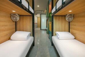 Shared Dormitory (Bed in 6-Bed) | Hypo-allergenic bedding available, desk, laptop workspace, soundproofing - Hanoi Loopers Hostel & Rooftop Bar (Hoan Kiem)