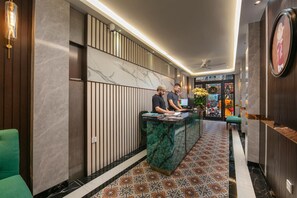 Reception - Hanoi Loopers Hostel & Rooftop Bar (Hoan Kiem)