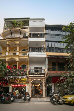 Exterior detail - Hanoi Loopers Hostel & Rooftop Bar (Hoan Kiem)