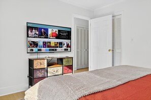 Iron/ironing board, WiFi, bed sheets - Queen City Escape - A spacious retreat with lots of amenities! hot tub & pool (Charlotte)