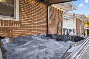 Outdoor spa tub - Queen City Escape - A spacious retreat with lots of amenities! hot tub & pool (Charlotte)