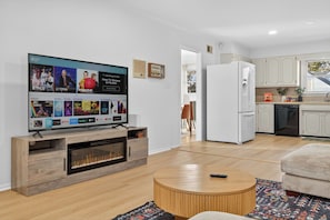 Interior - Queen City Escape - A spacious retreat with lots of amenities! hot tub & pool (Charlotte)