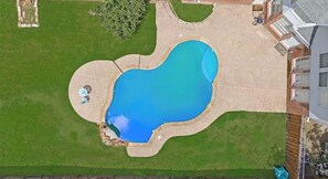 Outdoor pool - Delightful 4-bedroom house with heated POOL in charming Allen (Allen)