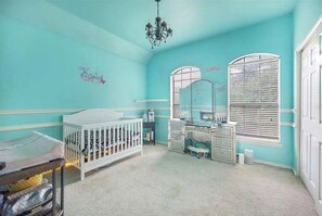 WiFi - Delightful 4-bedroom house with heated POOL in charming Allen (Allen)