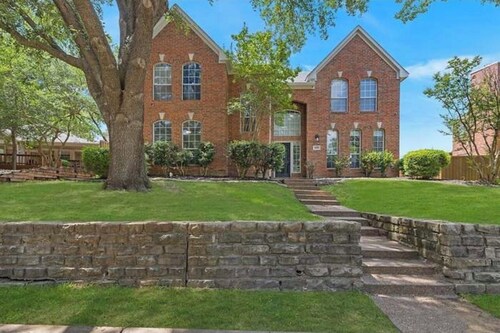 Delightful 4-bedroom house with heated POOL in charming Allen