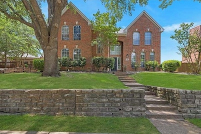 Delightful 4-bedroom house with heated POOL in charming Allen