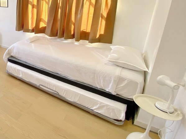 11 عدّة غرف نوم ومكتب ومكواة/لوح كي وسرير سفر