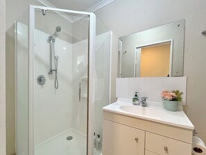 Shower, hair dryer, towels, soap - Kingsland Spacious 10BR 5.5BH Home, Rare Find (Auckland)