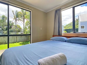 10 bedrooms, desk, iron/ironing board, travel cot - Kingsland Spacious 10BR 5.5BH Home, Rare Find (Auckland)