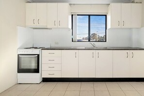 ثلاجة، ميكروويف، فرن، موقد طهي مسطح