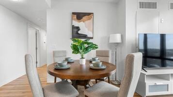 Apartment, 2 Bedrooms | Dining