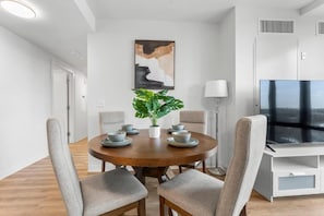 Apartment, 2 Bedrooms | Dining