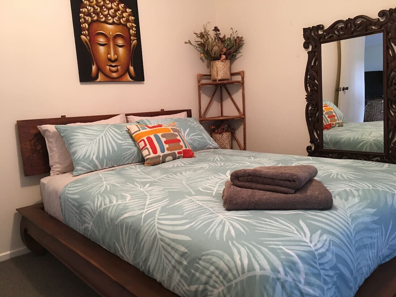 Tabla de planchar con plancha y ropa de cama 